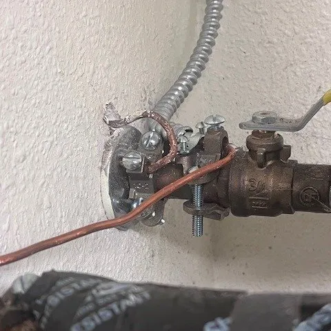 Ground clamps and copper wire on the water pipe